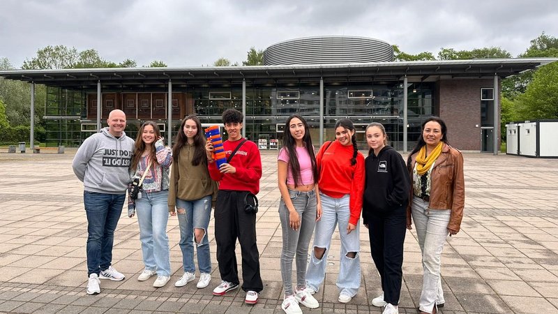 Kolumbianische Schüler auf dem Campus