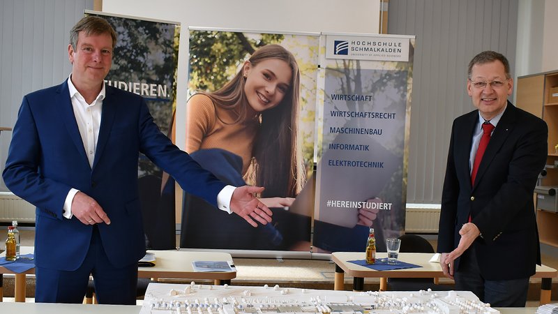 Staatssekretär Carsten Feller und Hochschulpräsident Prof. Gundolf Baier am Campusmodell