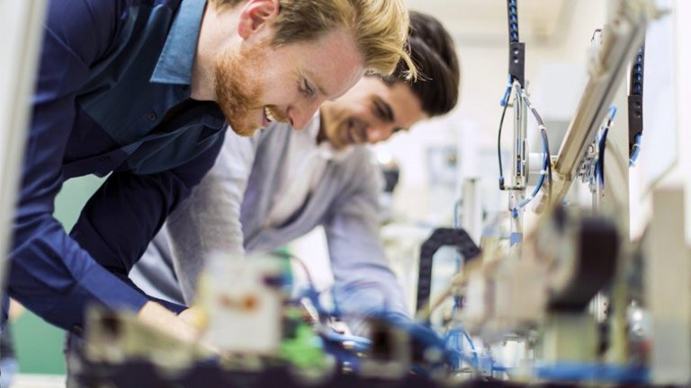 Foto: Zwei Studenten im Labor