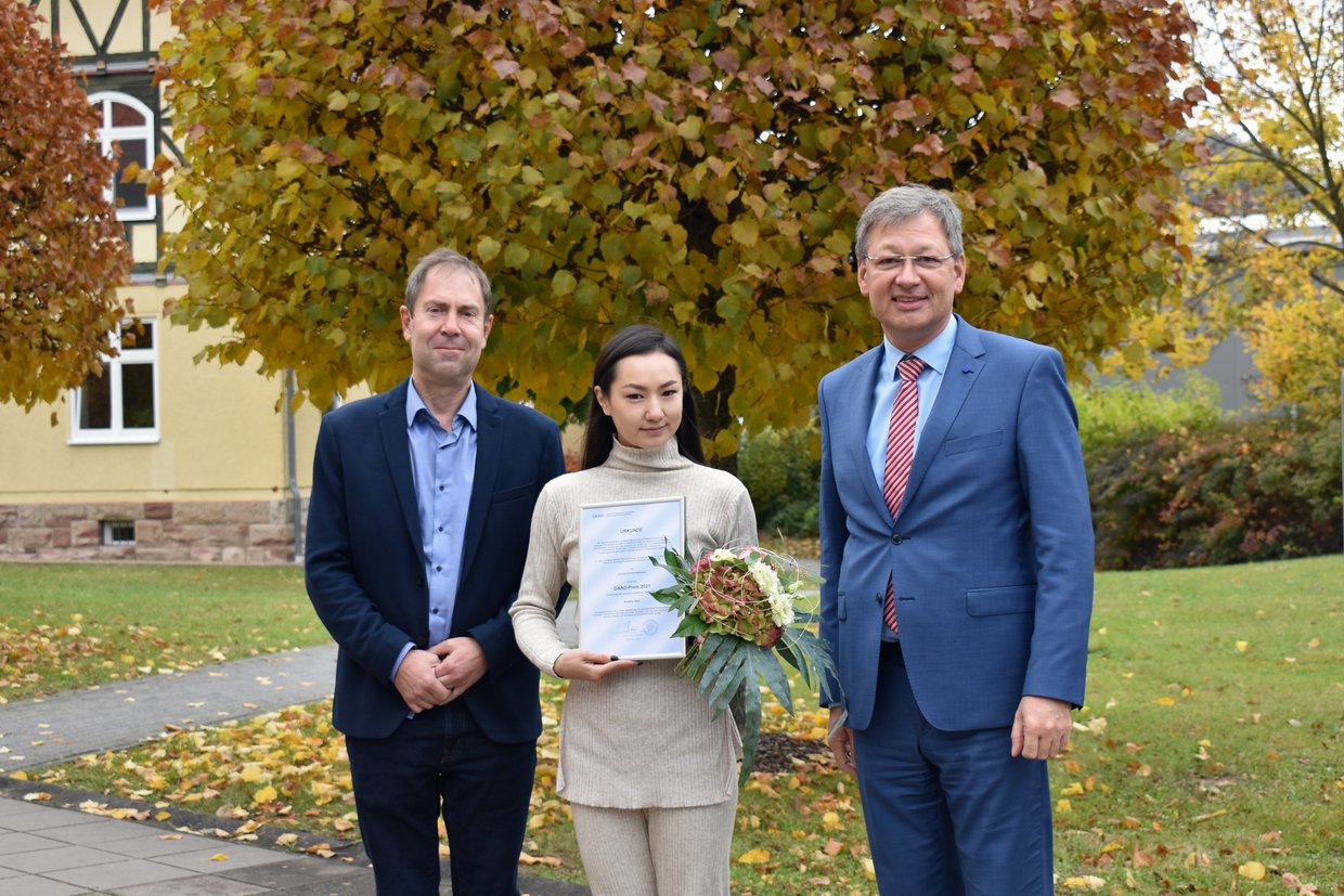 Prof. Uwe Hettler, Kristina Khan und Prof. Gundolf Baier vor dem Haus K