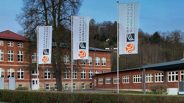 Drei Flaggen der Hochschule Schmalkalden