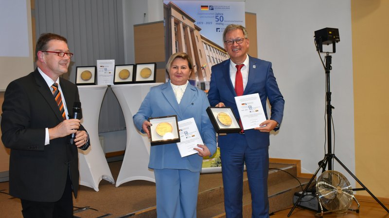 Direktorin und Präsident erhalten Medaille