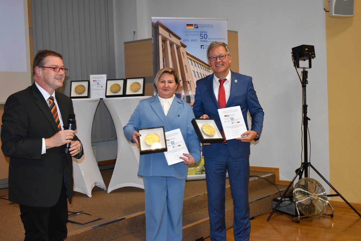 Direktorin und Präsident erhalten Medaille