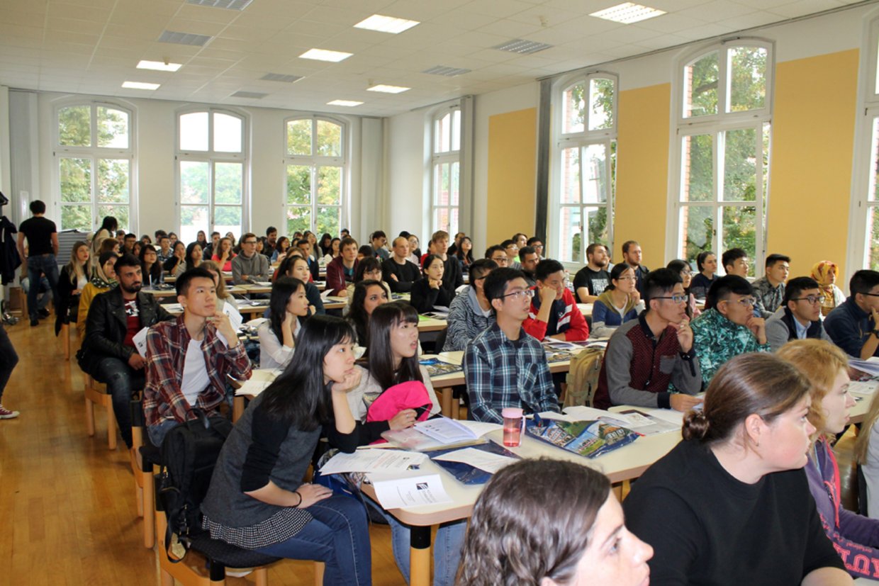 Austauschstudierende in der Aula Austauschstudierende in der Aula
