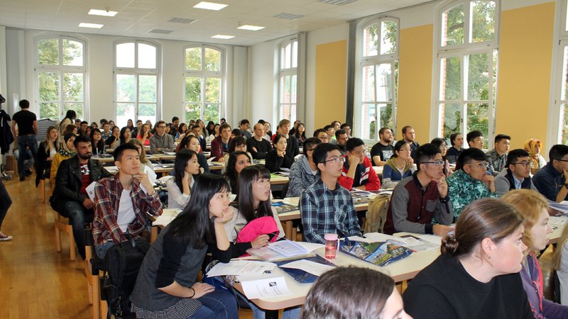 Austauschstudierende in der Aula