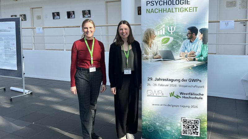 Zwei Frauen vor einem Rollup