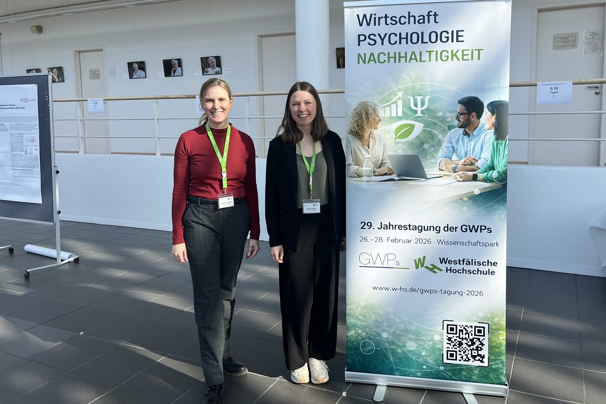 Zwei Frauen vor einem Rollup