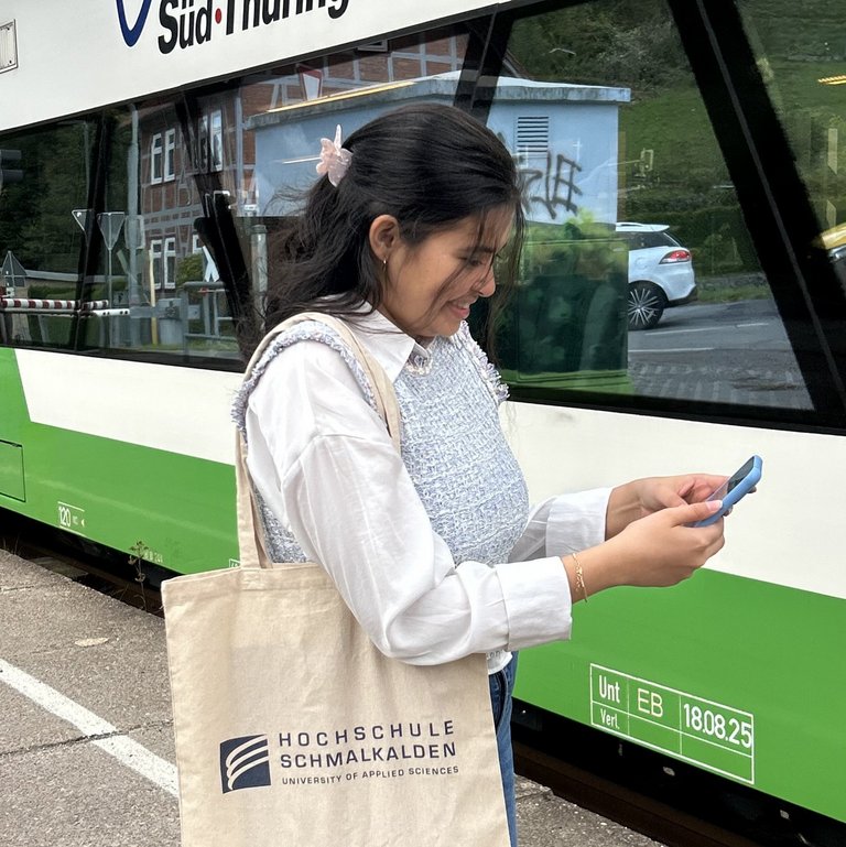 Studentin vor dem Zug