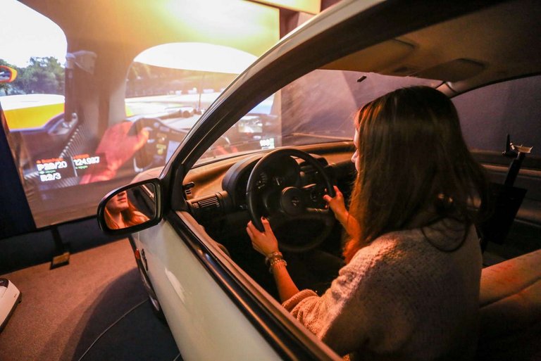 Frau in einem Fahrsimulator Frau in einem Fahrsimulator