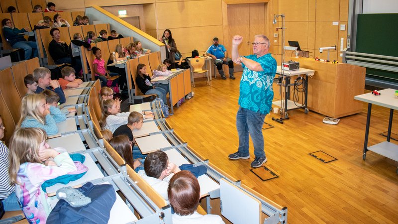 Professor lehrt vor Kindern