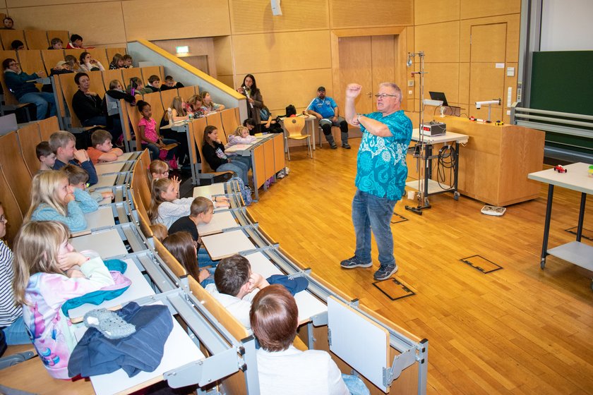 Professor lehrt vor Kindern