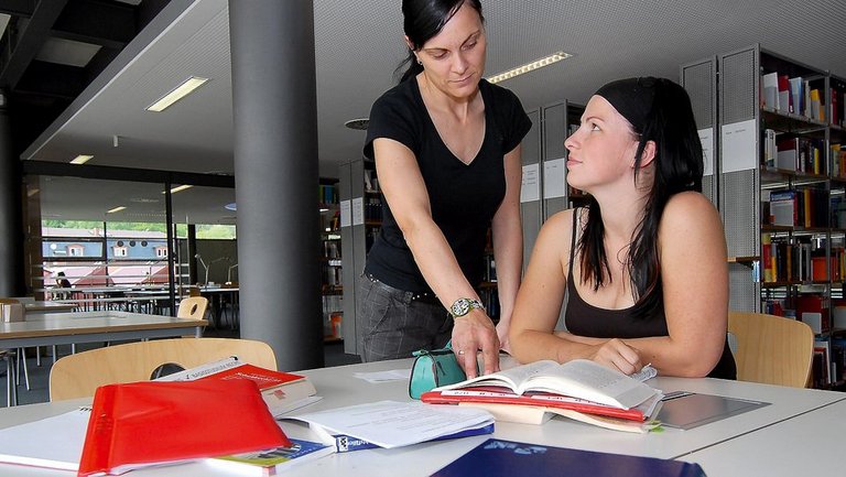 Zwei Frauen in einer Bibliothek