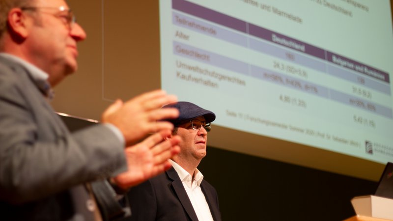 Prof. Sebastian Ullrich (r.) mit Vizepräsident für Forschung Prof. Thomas Seul