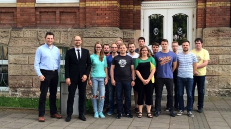 Professoren und Studierende der Fakultäten Maschinenbau und Wirtschaftsrecht