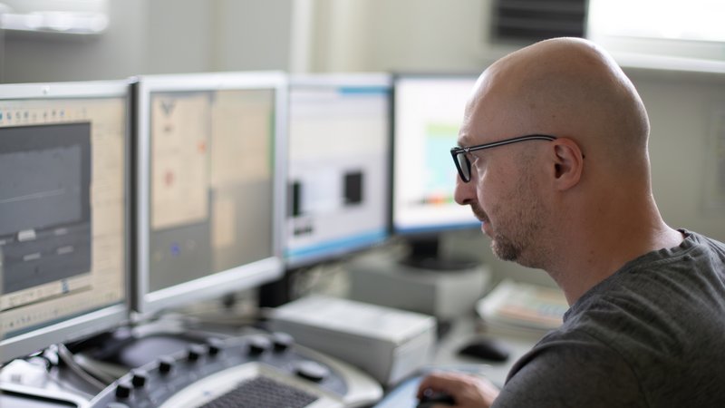 Mann vor einem Rechner