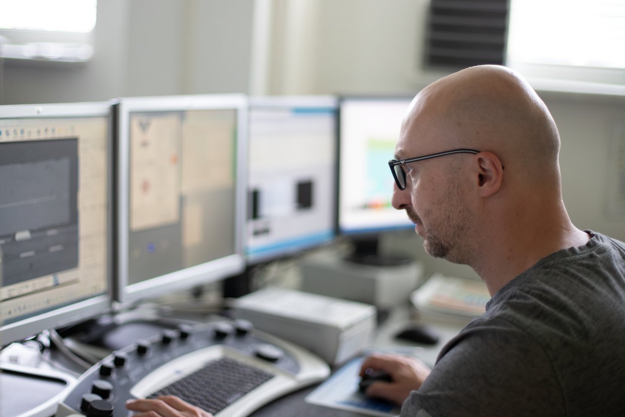 Mann vor einem Rechner