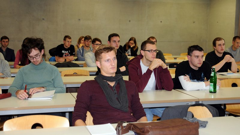 Studierende während der Infoveranstaltung