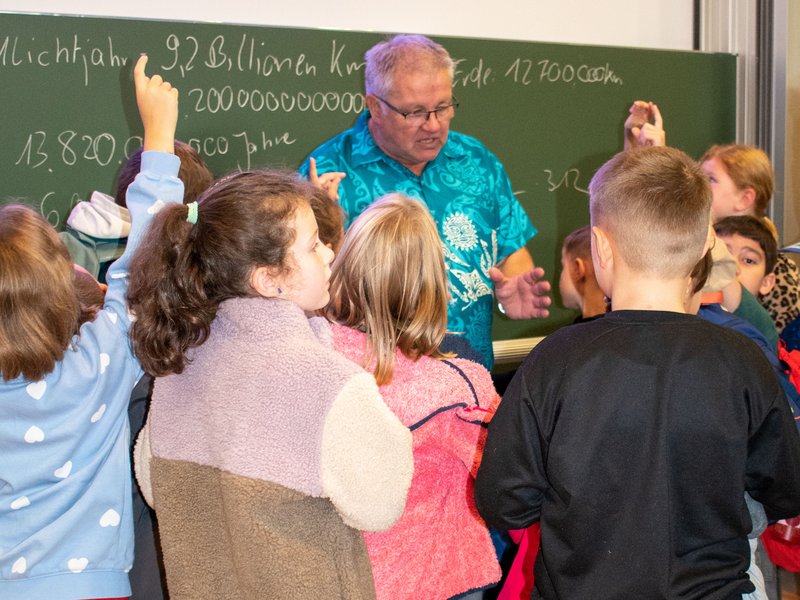 Mann mit Kindern um sich herum
