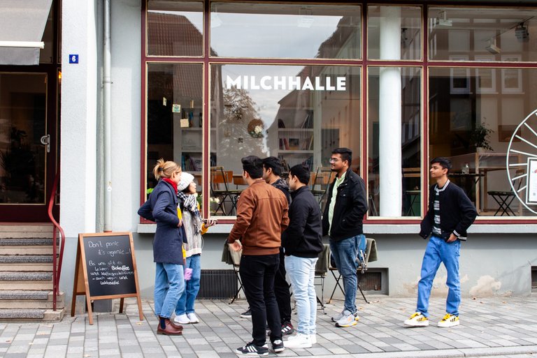 Internationale Studierenden vor einem Café