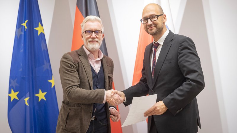 Prof. Dr. Sven Müller-Grune (l.) und Staatskanzleichef Prof. Dr. Benjamin-Immanuel Hoff 