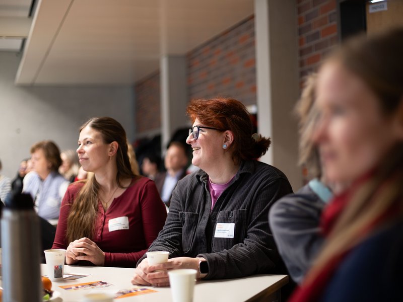 Menschen hören Vortrag zu