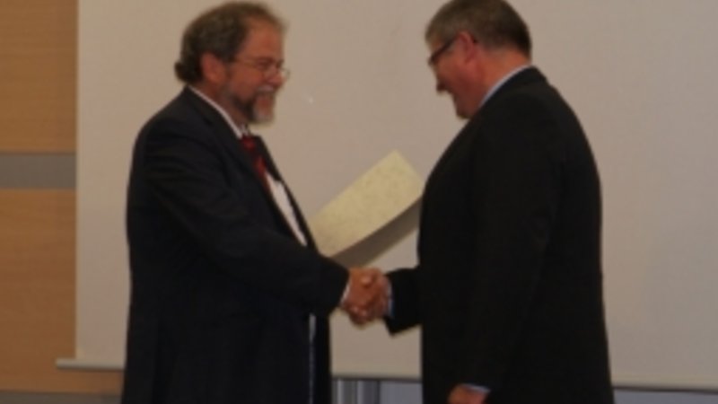 Prof. Dr. Heinemann bei der Übergabe der Bestellungsurkunde