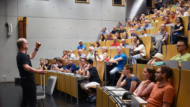 Prof. Udo Behn im Physikhörsaal