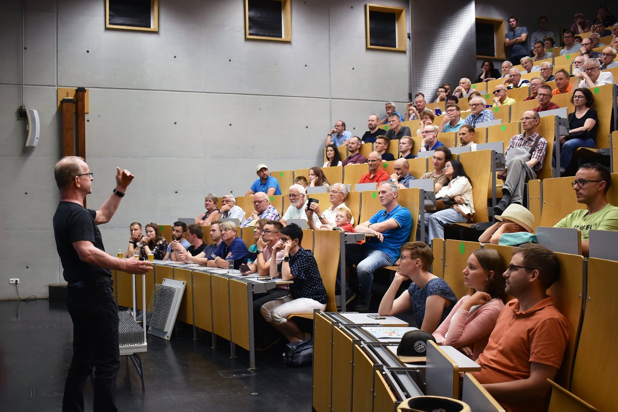 Prof. Udo Behn im Physikhörsaal