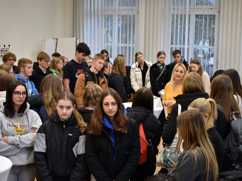 Schüler an Tischen in der Aula