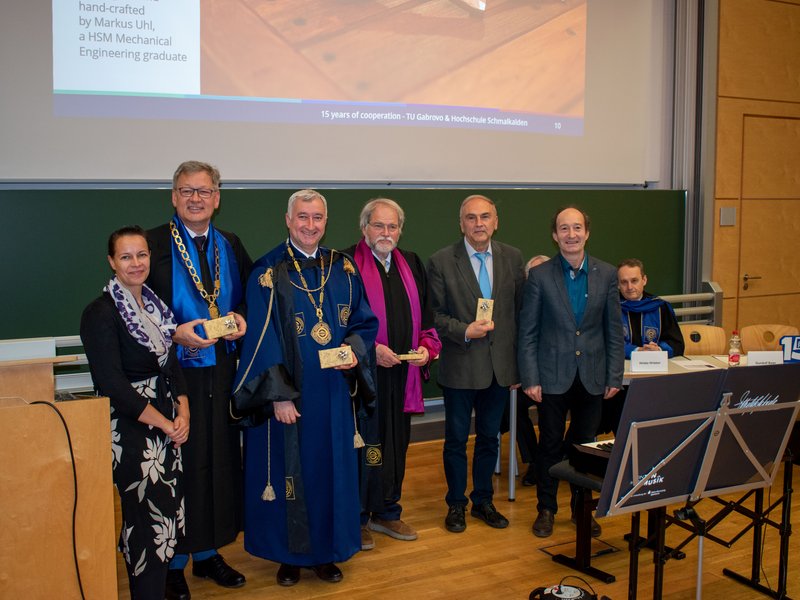 Redner stehen in einer Reihe