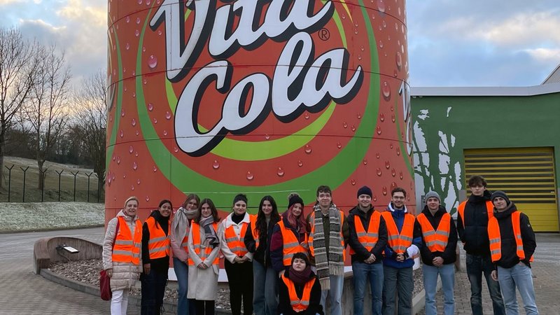 Studenten vor Cola-Dose