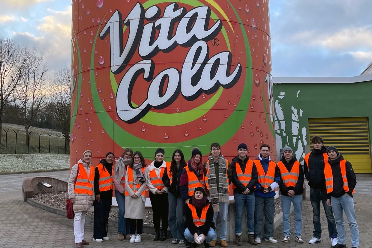 Studenten vor Cola-Dose