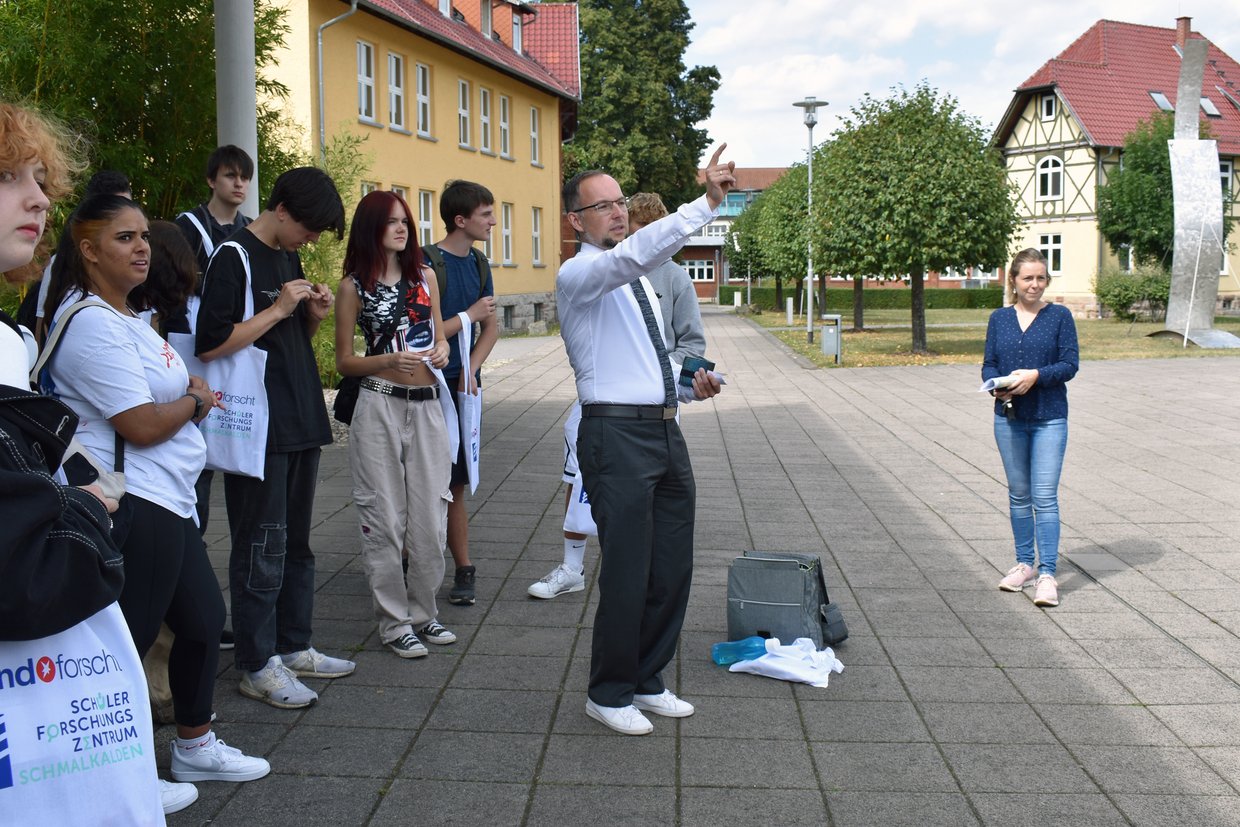 Prof. Frank Schrödel zeigt die wichtigsten Gebäude auf dem Campus