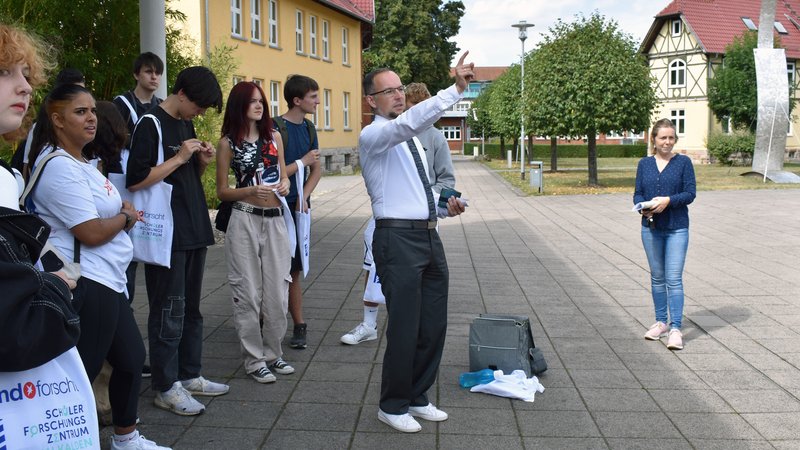 Prof. Frank Schrödel zeigt die wichtigsten Gebäude auf dem Campus