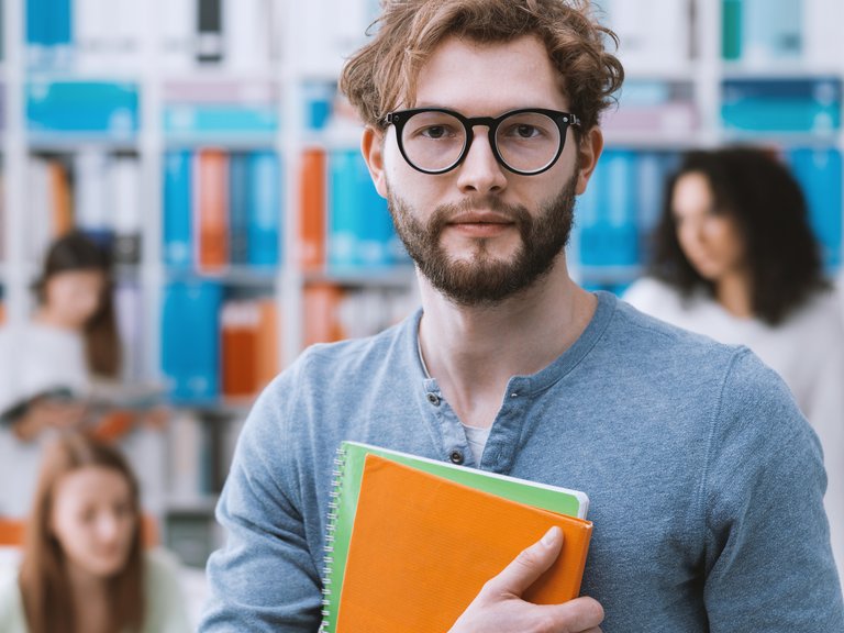 BWL Student mit Heftern in der Hand