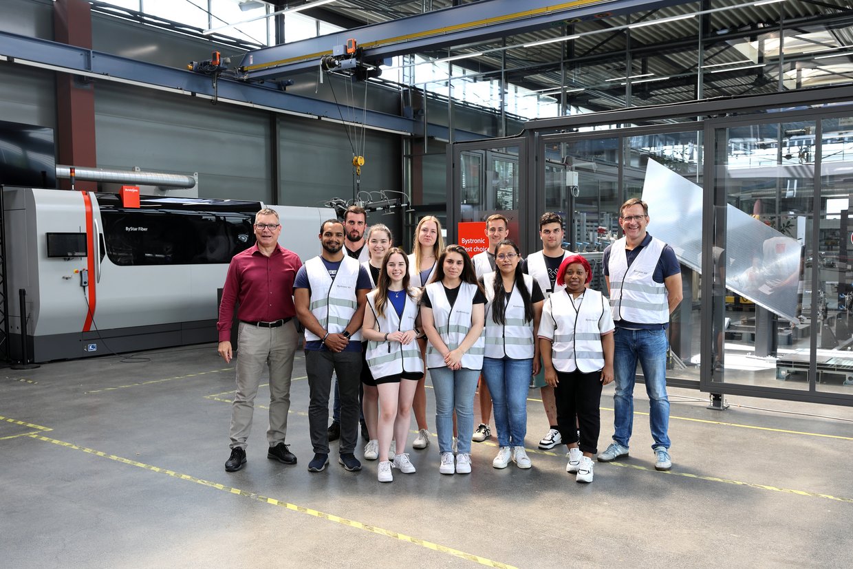 Gruppenbild bei der Bsytronic Maschinenbau GmbH: (v.l.n.r.) Manfred Keim, Studierende, Prof. Dr. Michael Dornieden