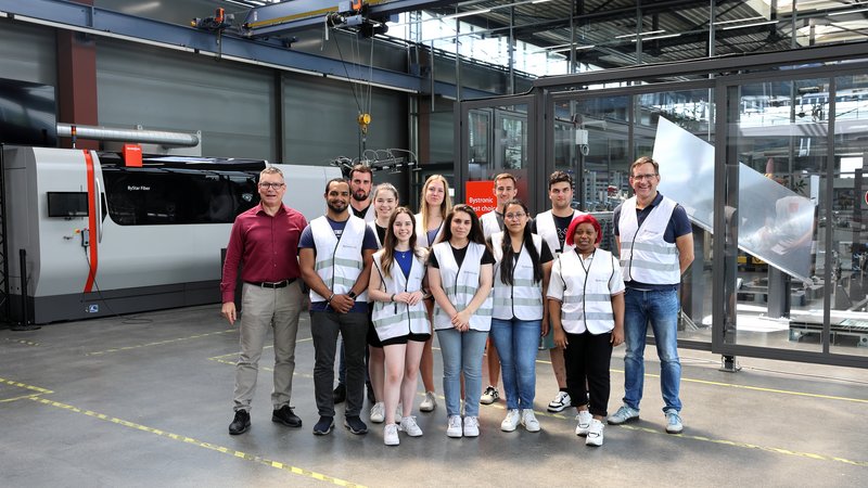 Gruppenbild bei der Bsytronic Maschinenbau GmbH: (v.l.n.r.) Manfred Keim, Studierende, Prof. Dr. Michael Dornieden