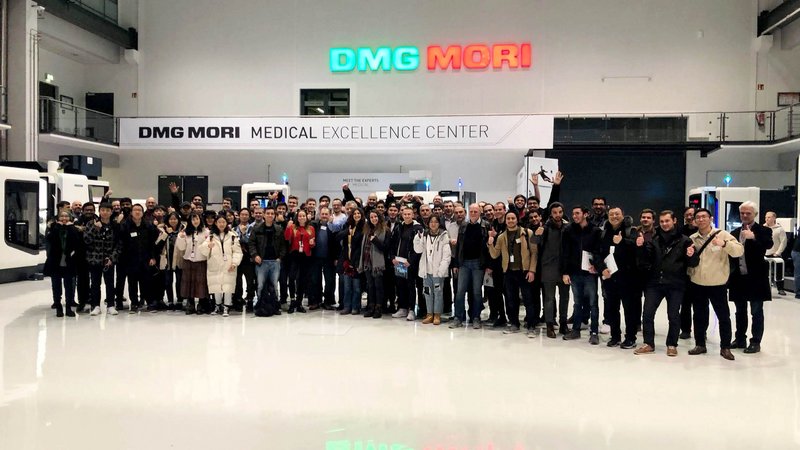 Studierende beim Unternehmen DECKEL MAHO in Seebach