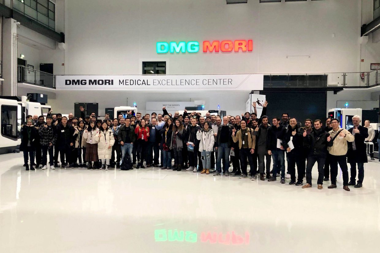 Studierende beim Unternehmen DECKEL MAHO in Seebach