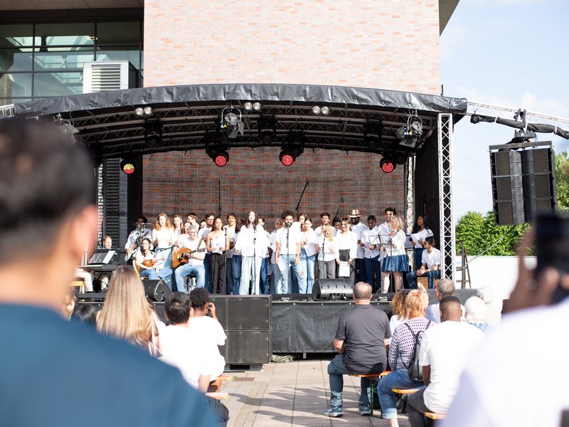 Chor singt auf der Bühne