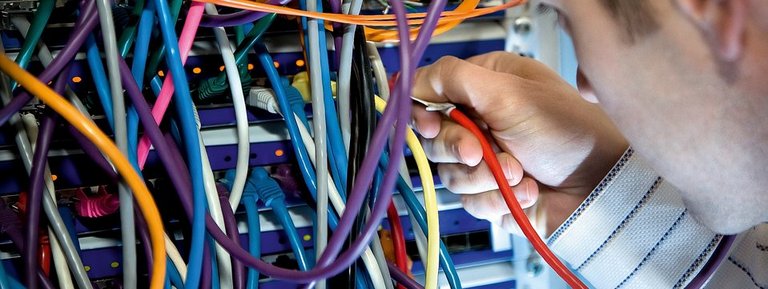 Computer wird verkabelt