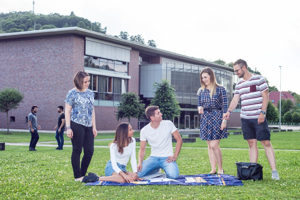 Studierende auf dem Campus