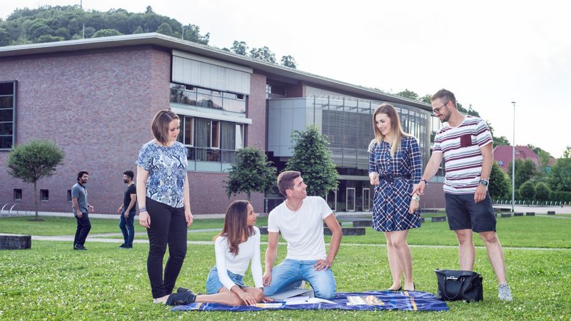Studierende auf dem Campus