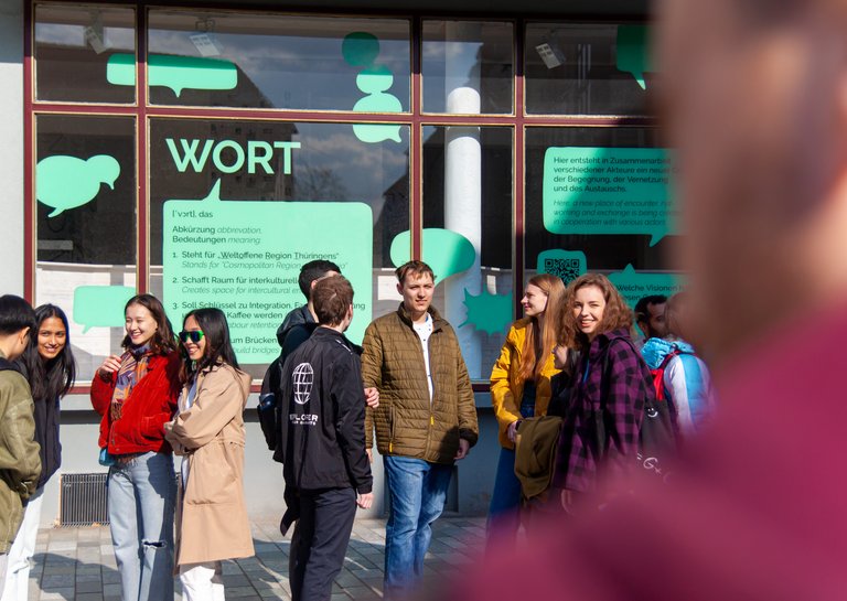 Studierende vor dem WORT Begegnungszentrum