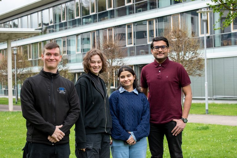 Anton Schmidt, Leonie Walther, Simran Arora und Jeet Rupal Sheth (v.l.n.r., Stand April 2026) 