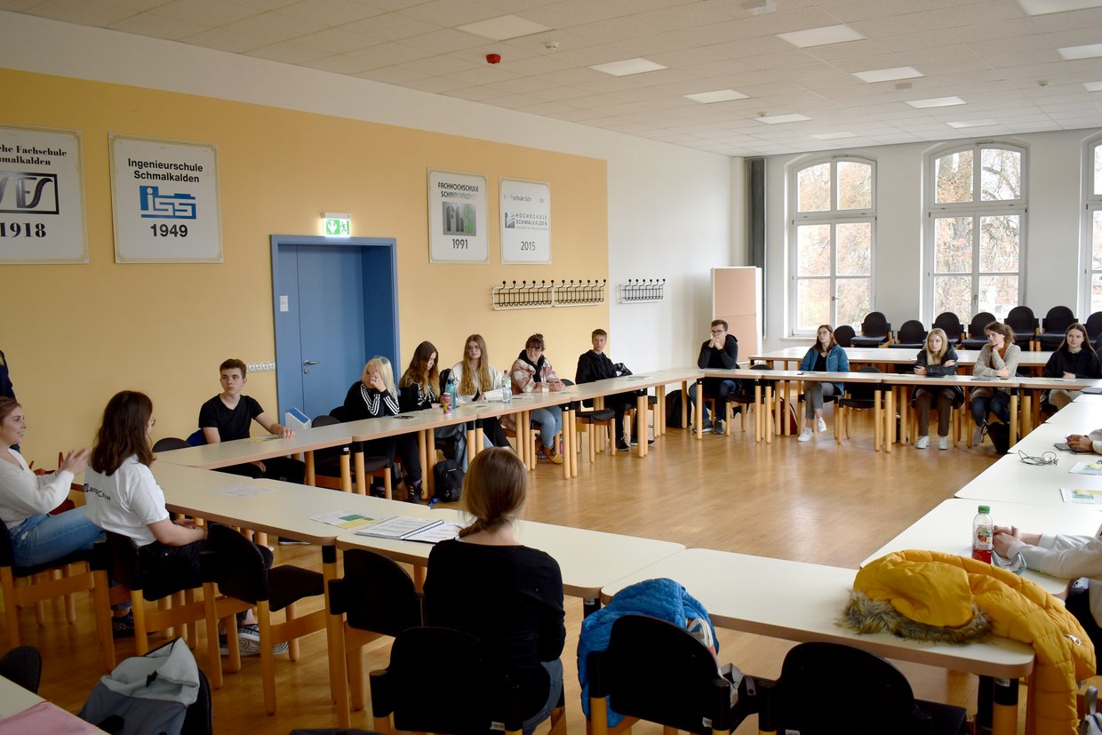 Die Schnupperschüler während des Workshops zur Berufs- und Studienorientierung mit den Studentinnen Sophia Kopf und Lucie Wünn sowie Berufsberaterin Belinda Isabelle Schlott (stehend).