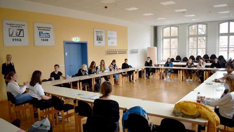 Die Schnupperschüler während des Workshops zur Berufs- und Studienorientierung mit den Studentinnen Sophia Kopf und Lucie Wünn sowie Berufsberaterin Belinda Isabelle Schlott (stehend).