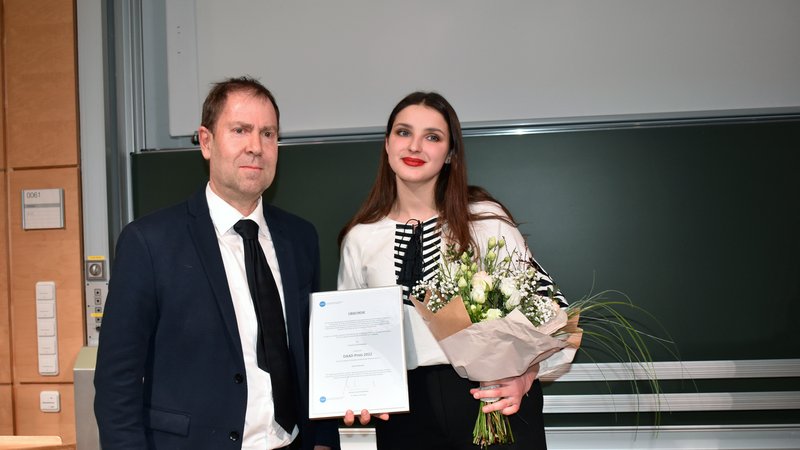 Vizepräsident Prof. Uwe Hettler und Viktoriia Berezka 