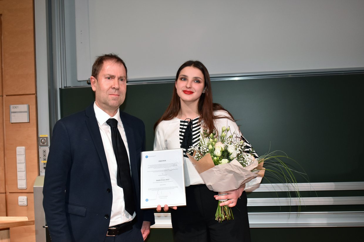 Vizepräsident Prof. Uwe Hettler und Viktoriia Berezka 