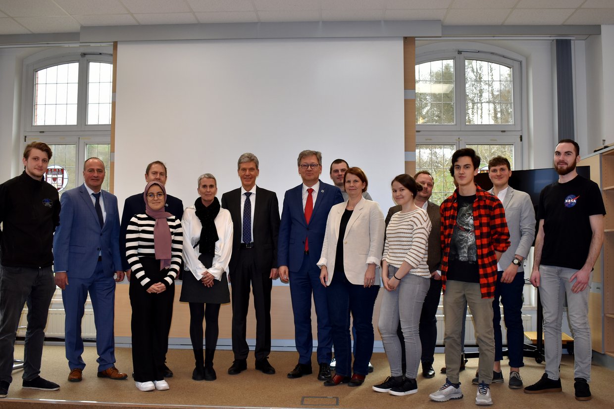 Gruppenbild mit Minister Holter in der Aula